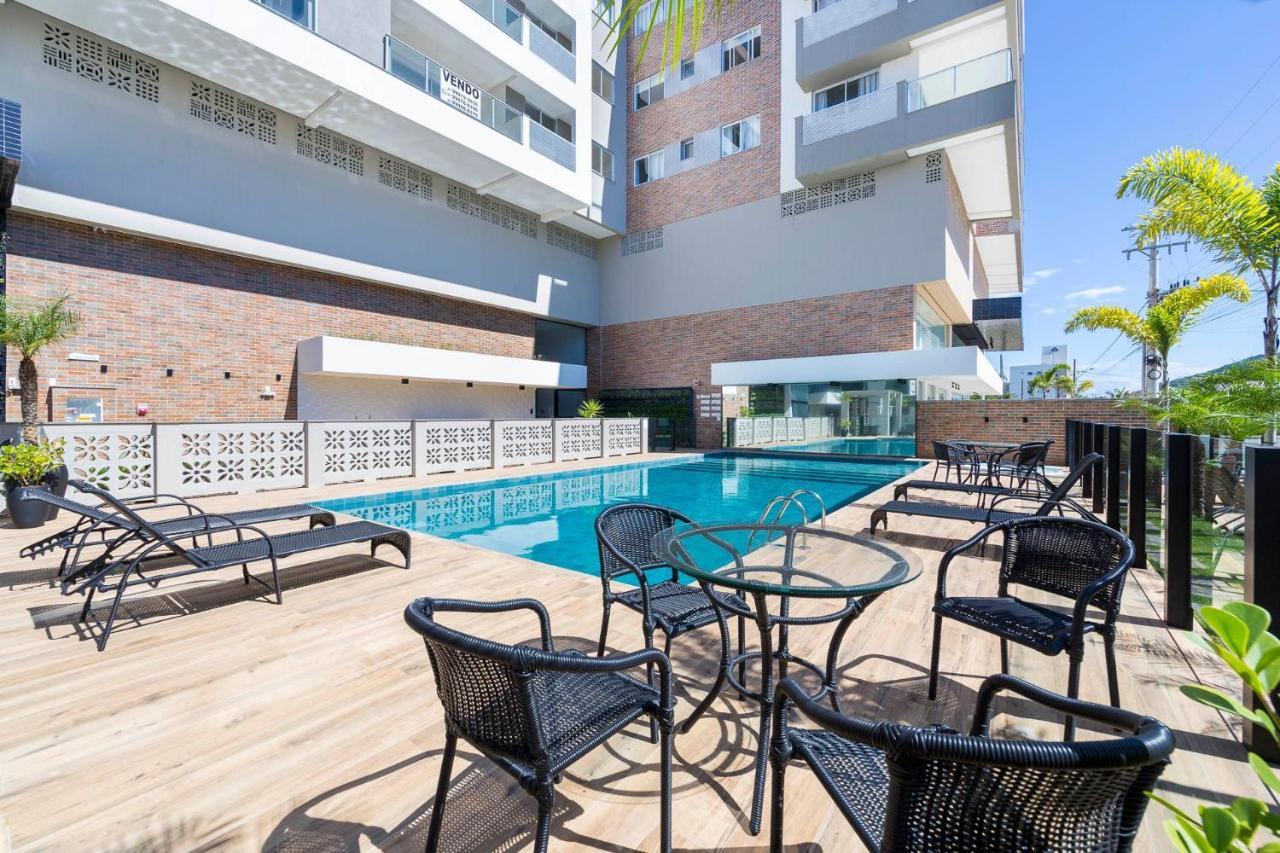Terrazzo 602B: Beachfront Duplex with Pool and Fitness Center Bombinhas Exterior photo