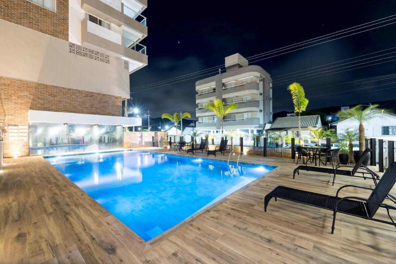 Terrazzo 602B: Beachfront Duplex with Pool and Fitness Center Bombinhas Exterior photo