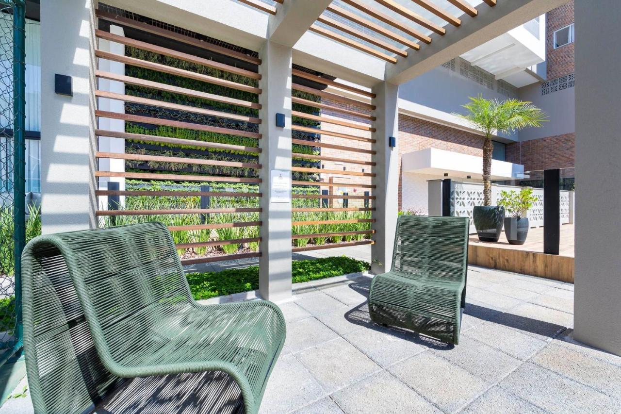 Terrazzo 602B: Beachfront Duplex with Pool and Fitness Center Bombinhas Exterior photo